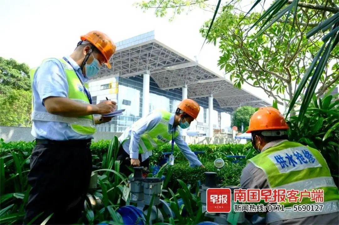 绿城税务保障人员正在南宁国际会展中心周边巡查表位情况。.jpg